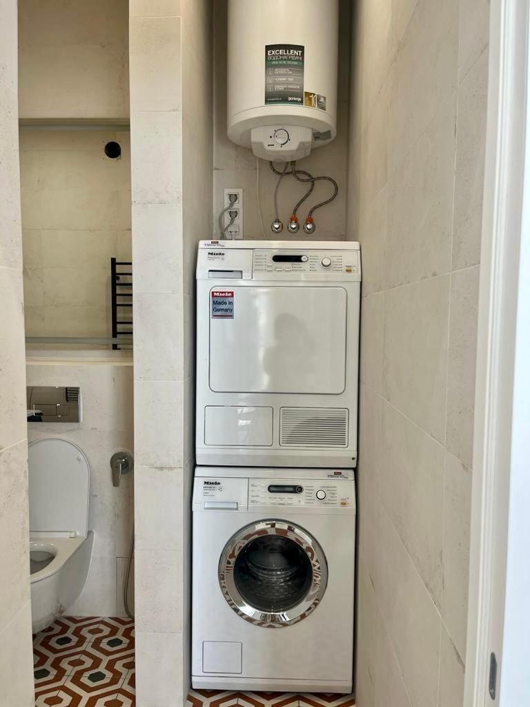 Modern Apartment In The Old Town キエフ エクステリア 写真